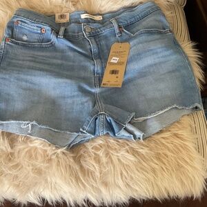 Levi’s High Rise Shorts Sculpt Hypersoft, New with Tags, Size 32